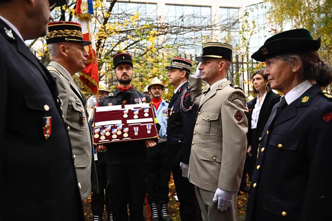 Le général Pierre de Villemeuve, commandant des formations militaires de la Sécurité civile, remet une décoration à un colonel de sapeur-sauveteur