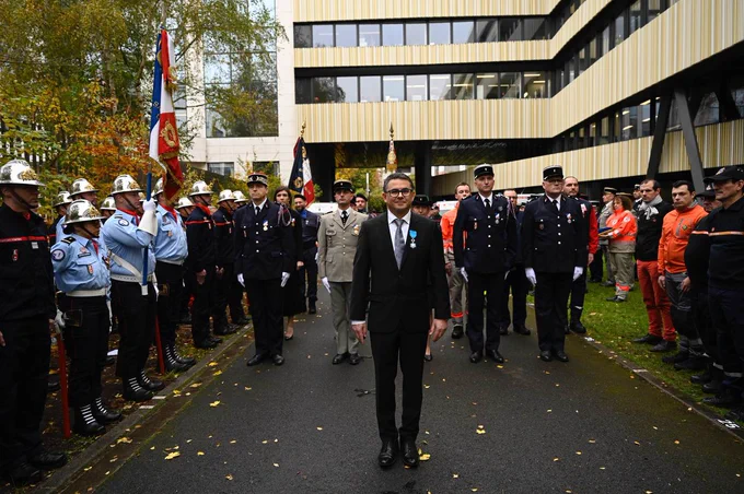 Daniel Partouche, sous-directeur adjoint des moyens nationaux reçoit l'ordre national du mérite