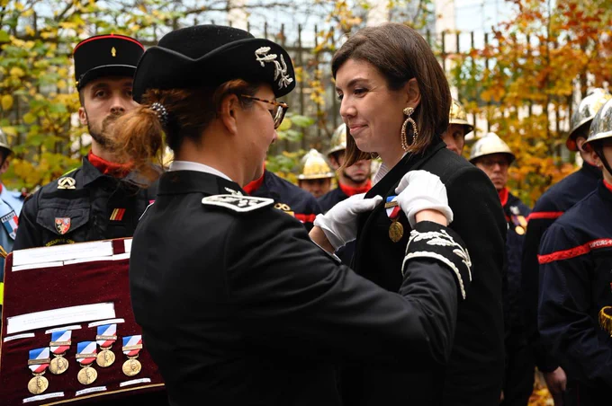Tiphaine Pinault, directrice des sapeurs-pompiers, remet une décoration
