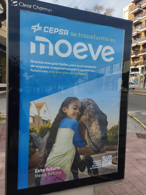 Cartell de la campanya publicitària de CEPSA/MOEVE exposat al xamfrà entre l'Avinguda Catalunya i l'Avinguda Marquès de Montoliu de Tarragona. S'observa a una nena abraçant a un "Velociraptor", clarament inspirat en Blue, personatge de les últimes tres pel·lícules de la saga Jurassic.