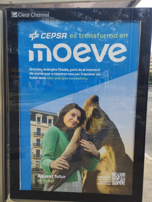 Cartell de la campanya publicitària de CEPSA/MOEVE exposat a una marquesina de l'autobús urbà de Tarragona a la Plaça Imperial Tàrraco de la ciutat. S'observa a una dona acariciant el bec d'un Pteranodon, el qual també està basat en els models d'aquests animals utilitzats a la saga de pel·lícules Jurassic.