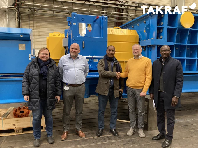 From left to right: Britta Gitting-Bérété (Assistant of the Ambassador), Norbert Neumann (TAKRAF Manager: Sales & Projects), Guinean Ambassador, His Excellency, Aliou Barry, shaking hands with Matthias Gnilke (TAKRAF Director: Products & Aftermarket) and Dr. Alhassane Cissé (Economic Attaché).