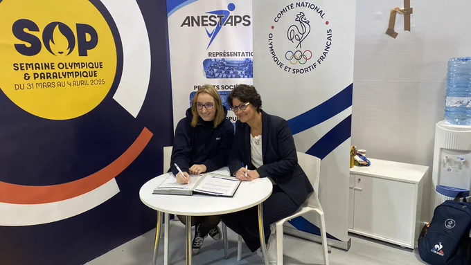 Photo de la signature de la convention. Avec les représentantes des deux structures. Et derrière, les kakémonos de leur structure. Et sur le côté gauche, un mur avec écrit « SOP, semaine olympique et paralympiques, du 31 mars au 4 avril 2025 »