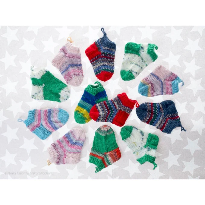 Bunte kleine Söckchen stricken für den Adventskalender