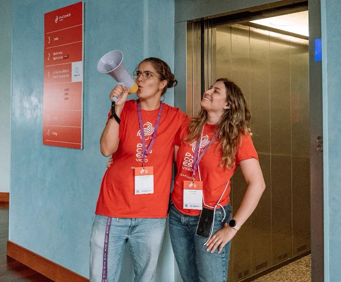 Lucia y Gessi con un megáfono al salir del ascensor 