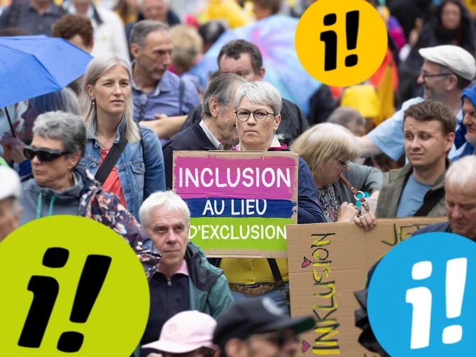 Eine Teilnehmerin, die bei der Einreichung der Inklusions-Initaitive in Bern dabei war, hält ein selbstgemachtes Schild hoch. Darauf steht: "Inclusion au lieu d'exclusion" (Teilhabe statt Ausgrenzung).
