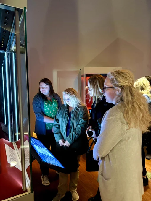 A group of women viewing the Gettysburg Address.
