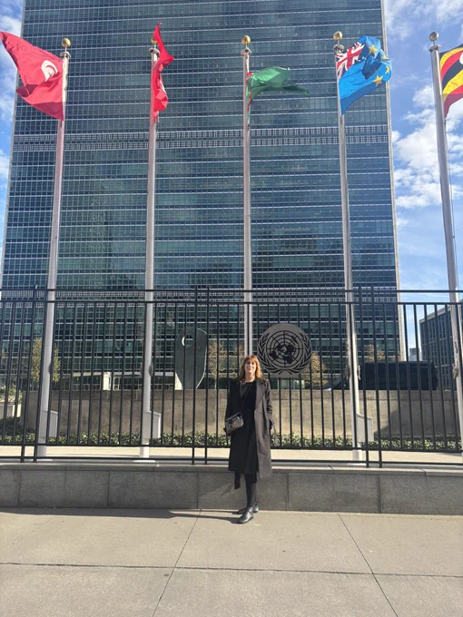 BH outside UN building in NY