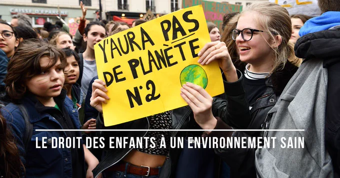 Lors d’une marche pour le Climat, des enfants brandissent une pancarte sur laquelle est écrit « Y’aura pas de planète numéro 2 ».