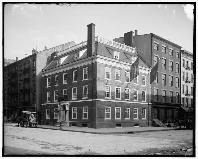 This is a black and white photo of Fraunces Tavern. It was taken in the early 20th century.