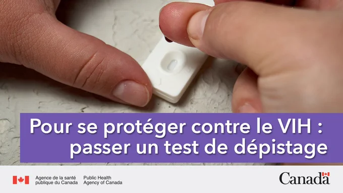 Une main tient un test de dépistage alors que l’autre main y applique  une goutte de sang. On peut lire : pour se protéger contre le VIH : passer un test de dépistage