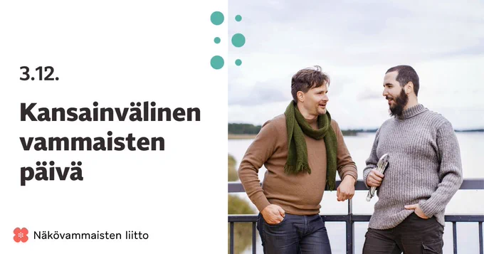 Kaksi näkövammaista miestä keskustelemassa. Toisella kädessään valkoinen keppi. Taustalla merimaisema.