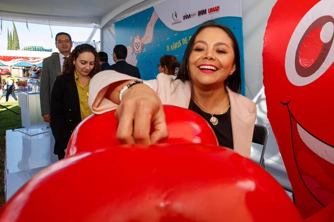 A woman donates cash at an event.