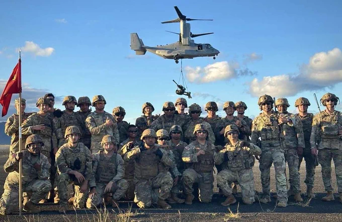 Soldiers with 3-7 FA, @25thDivarty teamed up with @USMC for an epic joint slingload operation
Together, they rigged, inspected & successfully sling-loaded 105 howitzers using Ospreys—something that's only been done a few times before.