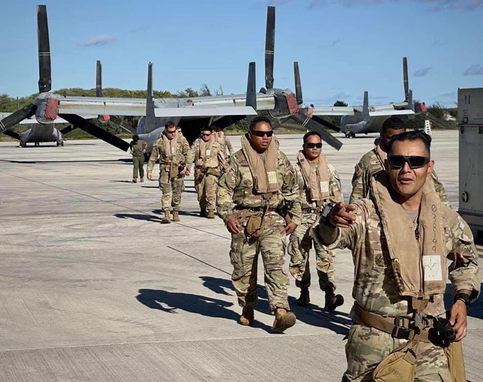 Soldiers with 3-7 FA, @25thDivarty teamed up with @USMC for an epic joint slingload operation
Together, they rigged, inspected & successfully sling-loaded 105 howitzers using Ospreys—something that's only been done a few times before.