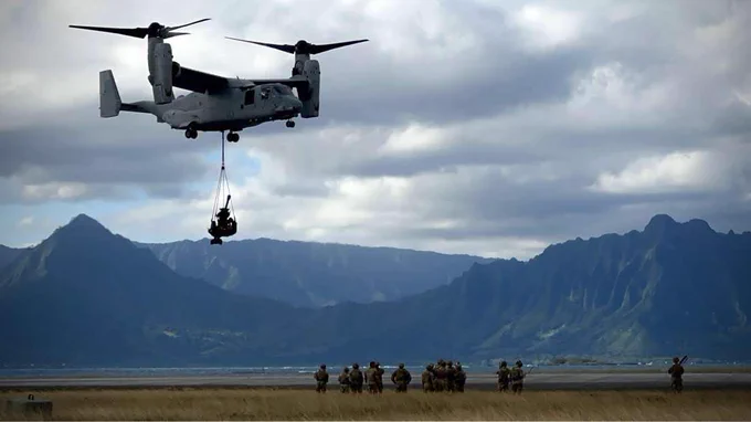 Soldiers with 3-7 FA, @25thDivarty teamed up with @USMC for an epic joint slingload operation
Together, they rigged, inspected & successfully sling-loaded 105 howitzers using Ospreys—something that's only been done a few times before.