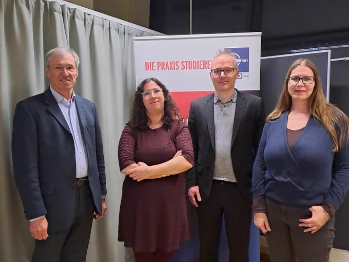 eine Gruppe von Menschen steht vor einem Schild.