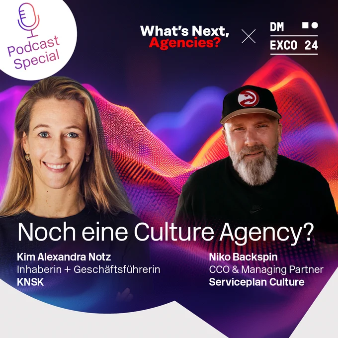 ein Mann und eine Frau mit Hut und einem lila Hintergrund