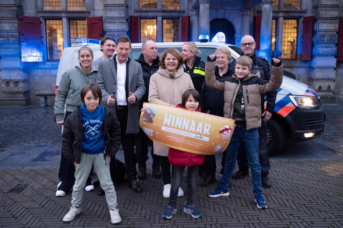 Winnaars van Hackshield samen met burgemeester, politie en partners voor het stadhuis.