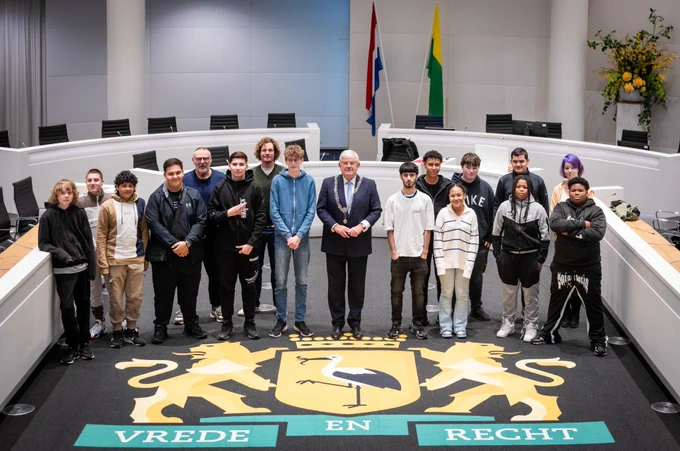 Groepsfoto van de leerlingen en docenten van de Francois Vatelschool met burgemeester Jan van Zanen