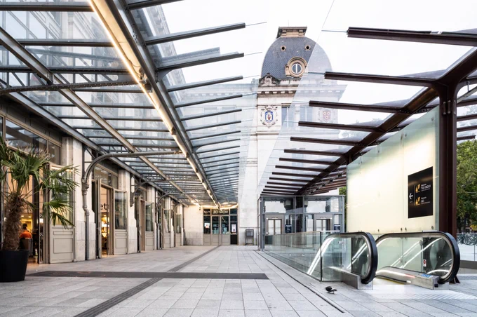 Marquise façade et accès métro (crédit SNCF Gares & Connexions / Photographe : Emmanuel GRIMAULT) 