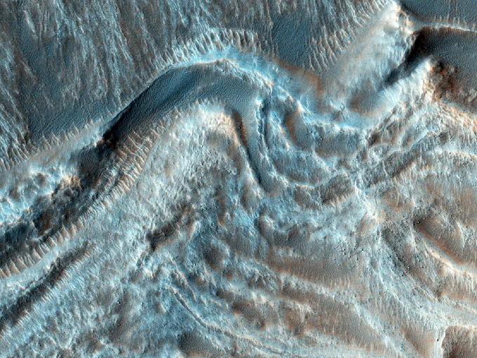 Ce cliché montre un petit cratère, d’un diamètre d’environ 6 kilomètres à l’intérieur du cratère Newton, beaucoup plus grand. (NASA/JPL-Caltech/University of Arizona)