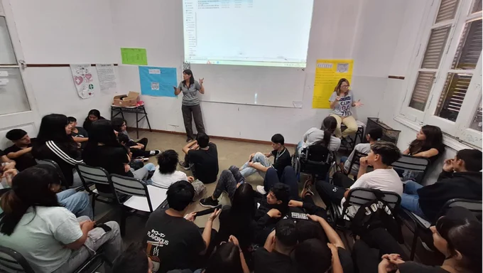 La Defensoría del Público llevó adelante una serie de capacitaciones a profesores, directivos y estudiantes de escuelas de Rosario sobre accesibilidad comunicacional con la intención de reflexionar el rol que tiene para garantizar la inclusión efectiva en las aulas de las personas con discapacidad.
