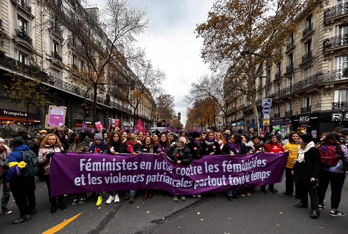 Marylise Léon (CFDT) et les autres leaders syndicaux dans le carré de tête du cortège le 23 novembre à Paris, Gare du Nord, manifestation contre les violences faites aux femmes
Banderole : Féministes contre les féminicides et les violences patriarcales partout tout le temps
