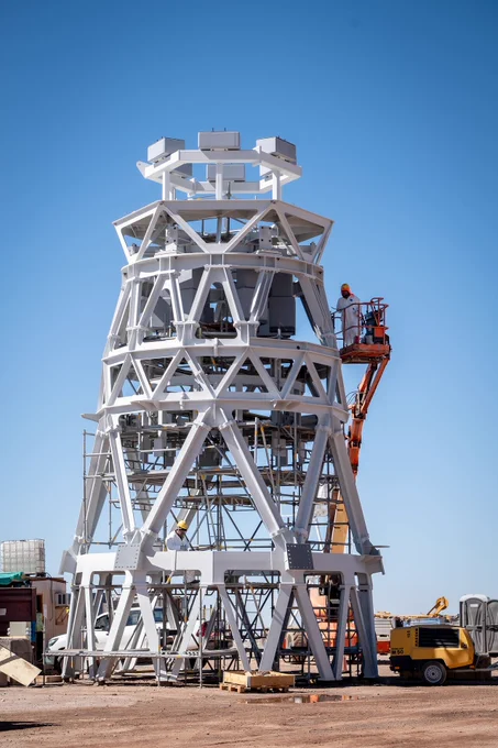 Eine 15 Meter hohe Turmgerüstkonstruktion aus weißen Stahlteilen 