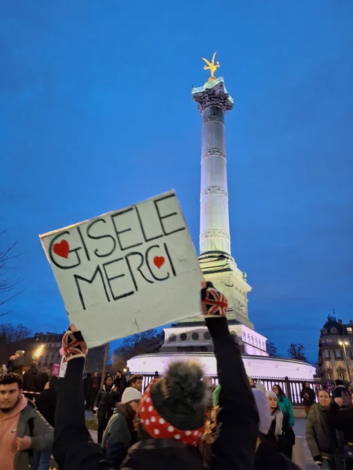 Manif NousToutes. Pancarte MERCI GISELE brandie face au Génie de la Bastille 