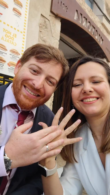Foto de Aleix y mia enseñando anillos de boda