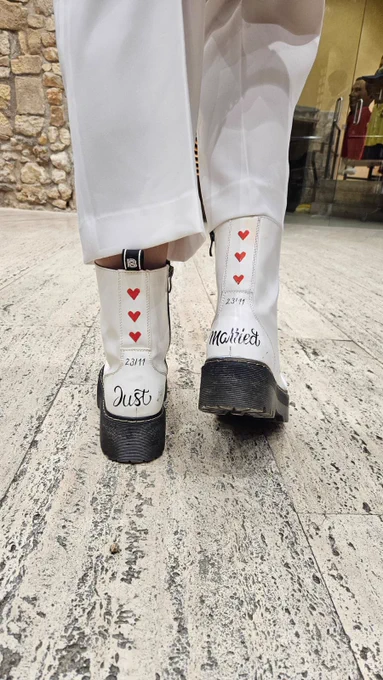 Unas botas militares blancas pintadas donde pone “just Married”