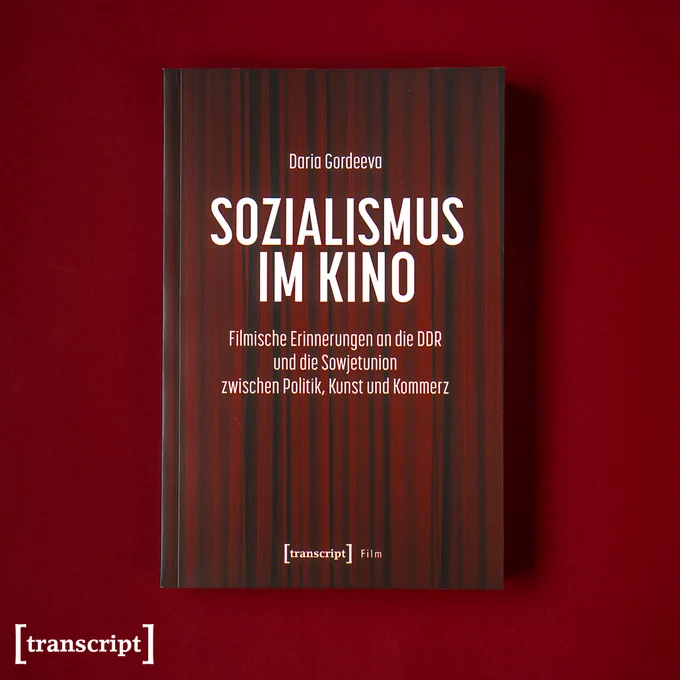 Das Buch-Cover von »Sozialismus im Kino« auf dunkel rotem Hintergrund.
