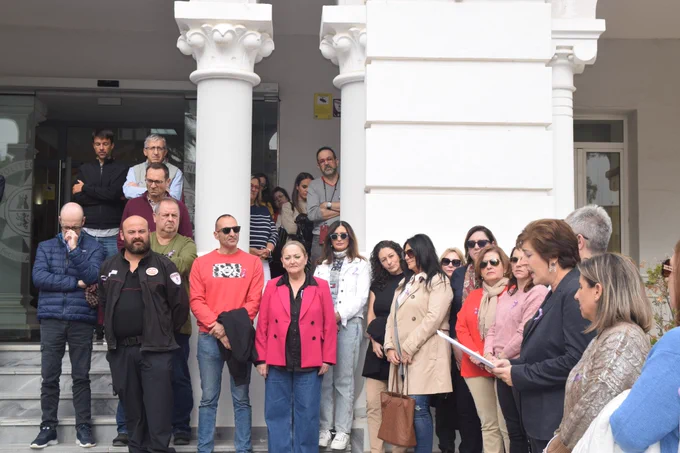 Imagen de la lectura del manifiesto en la puerta del Rectorado de la UPCT