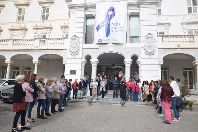 Imagen de la lectura del manifiesto en la puerta del Rectorado de la UPCT