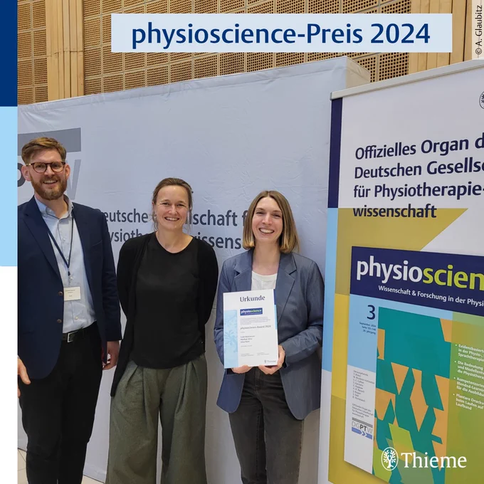Die Verleihung fand am 23.11.2024 in Cottbus-Senftenberg an der Brandenburgisch Technischen Universität (BTU) statt. Prof. Dr. Christian Kopkow, Mitglied des Editorial Boards der „physioscience” und Andrea Pötting, Editor and Project Manager bei Thieme, überreichen Leah Reicherzer die Preisurkunde. 