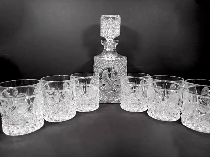Mid-Century Hofbauer Crystal Byrdes Collection barware set—decanter with stopper and six Double Old Fashioned glasses with the traditional bird designs cut into each piece.