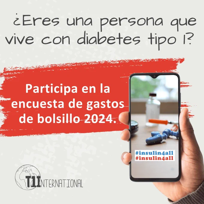Fondo gris con trazo azul. Mano sosteniendo un teléfono móvil que muestra una foto de un vial de insulina, una jeringa y lancetas, con el hashtag #insulin4all en la parte inferior de la imagen. El texto en la imagen dice: "¿Eres una persona con diabetes tipo 1?" y "Participa en la Encuesta de Gastos de Bolsillo 2024." Logotipo de T1International en la esquina inferior izquierd