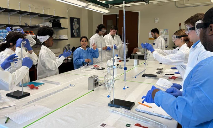 Jessika Rojas, Ph.D., instructs students on an experiment serving as an introduction to neutron counting using He-3 gas filled detectors and the effects of moderating and shielding materials.
