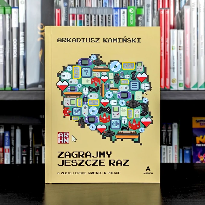 Zdjęcie z nową książką autorstwa Arkadiusza Kamińskiego - "Zagrajmy Jeszcze Raz, o złotej epoce gamingu w Polsce" w twardej oprawie.