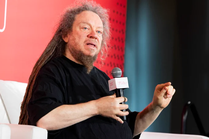 Jaron Lanier talks about the benefits of a group-based internet.  
