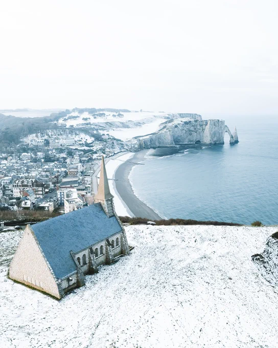Photo de falaises vues d'un autre angle, avec la chapelle Notre-Dame-de-la-Garde en premier plan, dominant le paysage