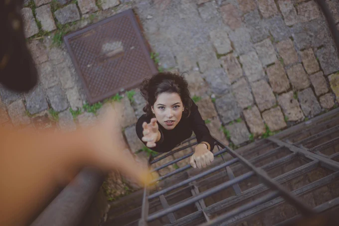 Foto De ángulo Alto De Mujer En Escalera