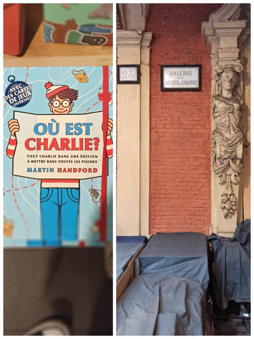 Image composée de deux photos. Sur la gauche la couverture d'un livre "Où est Charlie ?" de Martin Handford. Sur la droite, intérieur de la cour de la Vieille Bourse à Lille. Sur un mur de brique entouré de deux colonnes sculptées est fixée une plaque GALERIE DES AGENTS DE CHANGE. La colonne de gauche porte le numéro 23. Sur celle de droite est sculpté un haut-relief représentant un buste de femme drapée. Le vêtement fait de nombreux plis. Au premier plan, un stand recouvert  de bâches noires en prévision de la vente de livres d'occasion. Une figurine de Charlie est cachée dans l'image, mais je ne dis plus rien (ce serait tricher). 