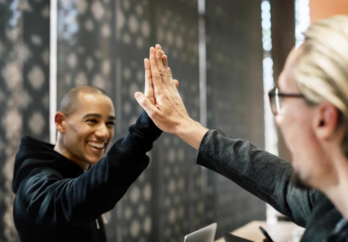 Deux collègues se congratulent. Image d'illustration.