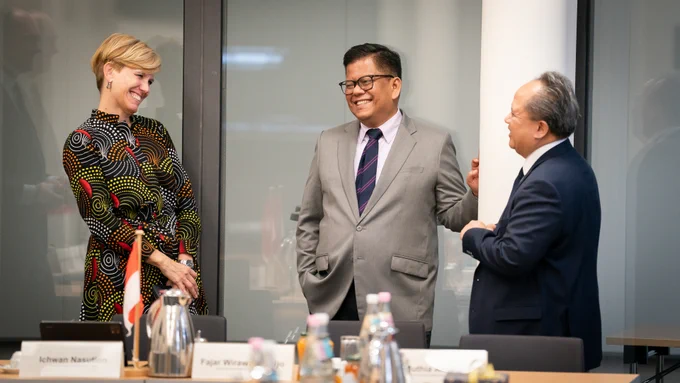 Fotoaufnahme von einem Gespräch auf der zweiten Jahressitzung des deutsch-indonesischen Digitaldialogs in Berlin. 