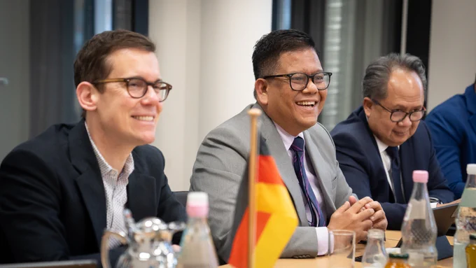 Auf dem Foto sieht man den Abteilungsleiter für Digitalpolitik im BMDV, Ben Brake, sowie Ichwan Nasution, Leiter des Zentrums für internationale Angelegenheiten, Ministry of Communication and Digital Affairs (MCDA), und Fajar Wirawan Harijo, stellvertretender Botschafter Indonesiens in Deutschland, nebeneinander sitzen. Sie treffen sich anlässlich der zweiten Jahressitzung des deutsch-indonesischen Digitaldialogs in Berlin. 
