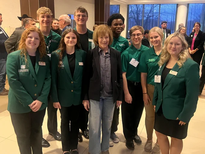 A group of 4-H ambassadors surrounding Senator Tina Smith