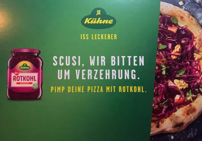 Werbepostkarte von Kühne: Links ein Glas Rotkohl, rechts eine Pizza mit Rotkohl, in der Mitte Text: „Scusi, wir bitten um Verzeihung. Pimp Deine Pizza mit Rotkohl.“
