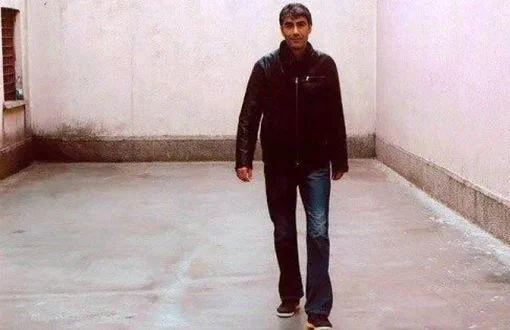 İlhan Sami Çomak'ın hapishane avlusunda, soğuk bir havada giydiği uzun kollu boğazlı kazaklı haliyle, yürürken çekilmiş bir fotoğrafı
